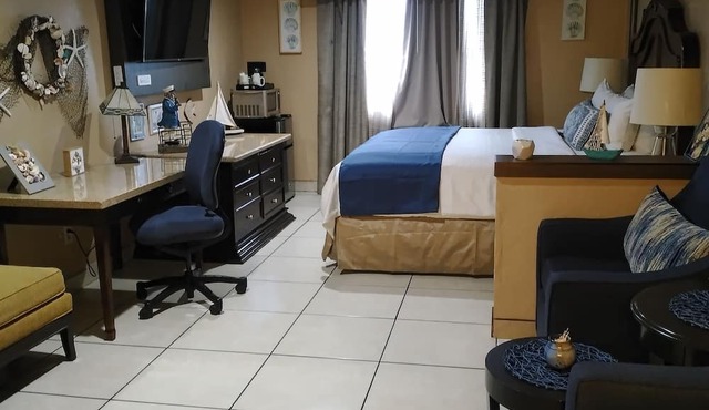 Beautiful, Single King Bed Suite. Amentities & Complimentary Breakfast Included!