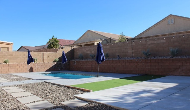The Mohave Fort: Pool & Patio