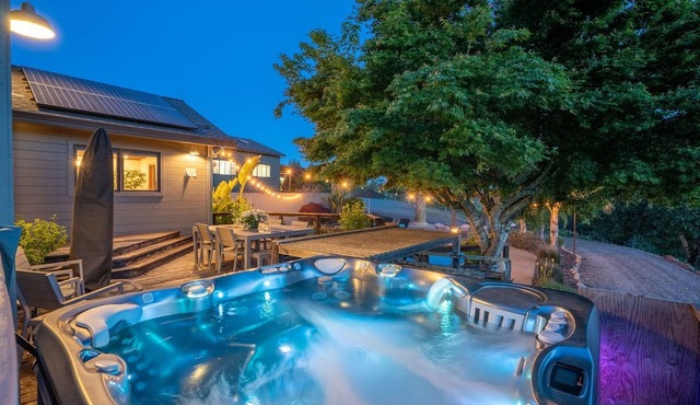 Couples Retreat-Hot Tub Swimming Pool & Views