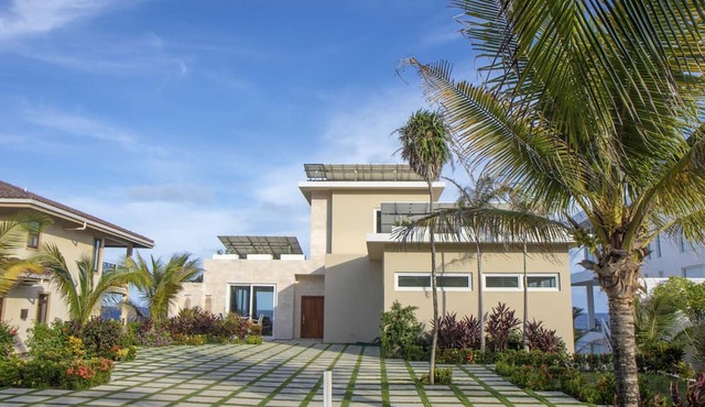 Stunning Oceanfront 5 Bed House w/ Infinity Pool