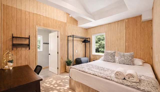 Resort Perks: 10 beds, Beach Hou.se, deck & kitchen