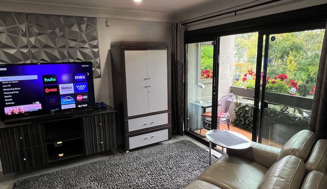 Updated Beautiful luxury bright condo in center of West Hollywood/balcony-pool