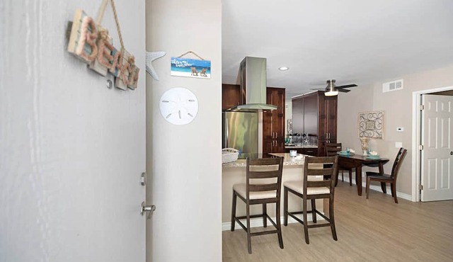 Walk to Strands Beach - updated, comfortable and quiet