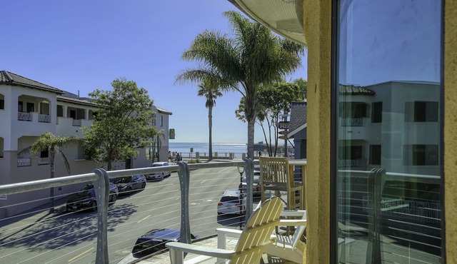 Studio condo with ocean views, steps to the beach