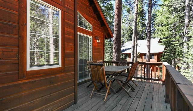 Mountain Escape Tahoe Donner Cabin Hot Tub, Pool Table & Forest Setting