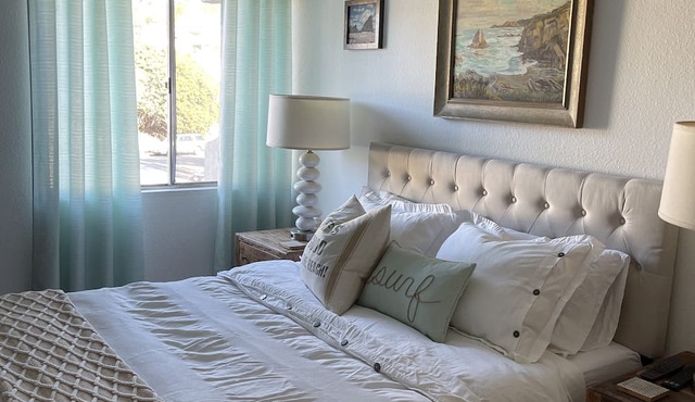 Writer's Pad ~ KILLER location! Near La Jolla, Downtown, beach, walk to Trolley!