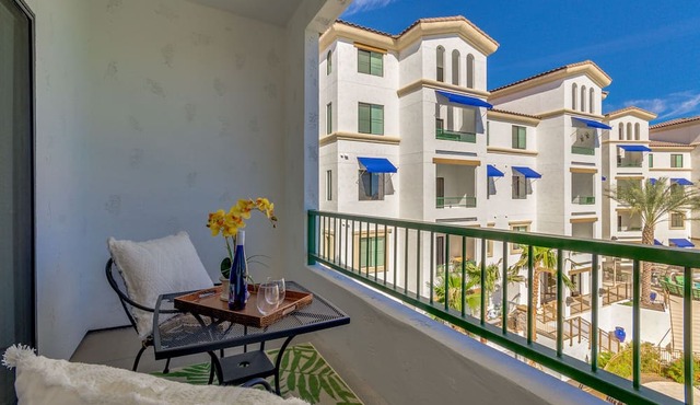 Gorgeous Condo Large Resort Pool & mountain views! 30 Night Min!