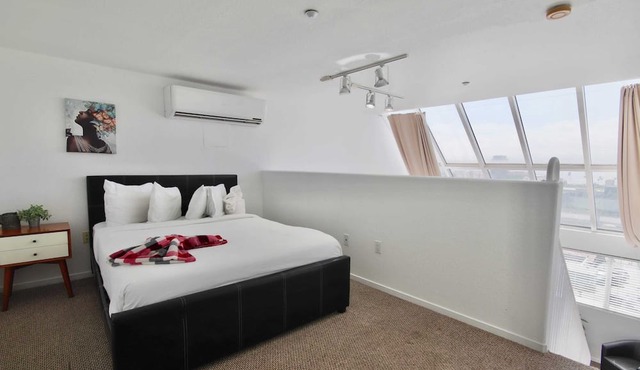 301 Amazing Sky Loft in Little Italy!