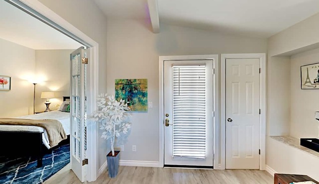 Walkable to Downtown, NEW Jacuzzi, Fire pit, Outdoor Kitchen w Built in BBQ (F)