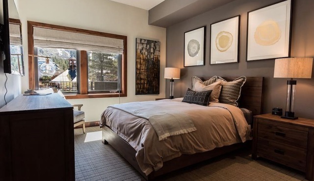 Modern Condo Near the Marina + Gondola | Fireplace