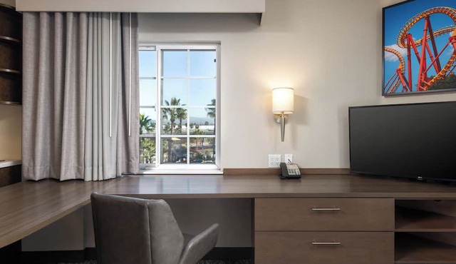 Say Hi to Mickey! Unit with Full Kitchen Close to Disneyland, Pool!