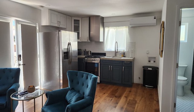 Updated Studio in LA with refreshing AC & Washer/Dryer