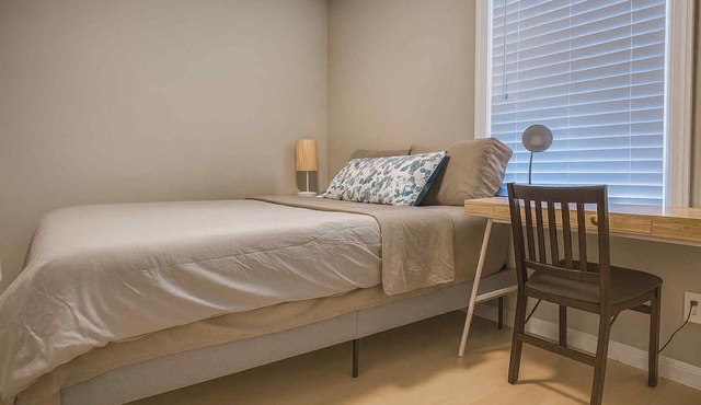 3-bedroom house with AC and Deck in Redwood City 2 free parking walk to Caltrain