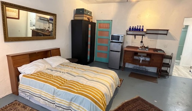 Fantastic Central Talmadge Studio ,Easy City Access