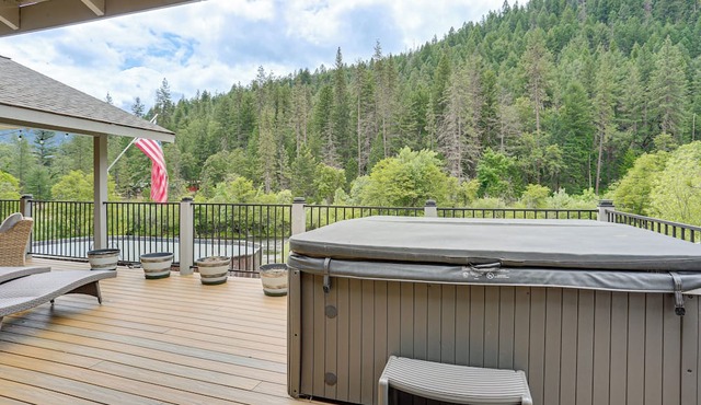 Pool & Dual Decks! Modern Trinity River Retreat