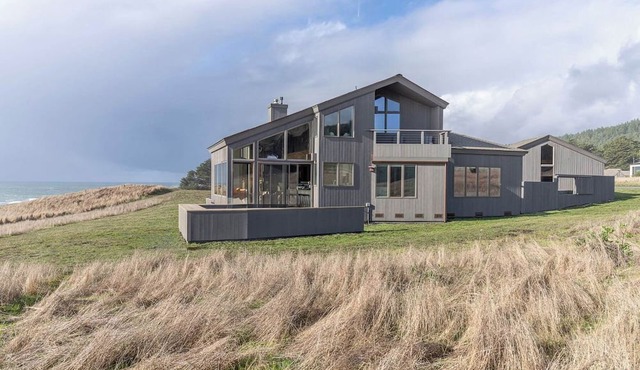 Ocean front bluff top oasis with spectacular views Sleeps up to 8