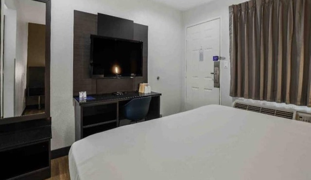 1 Queen Bed | Mini Fridge