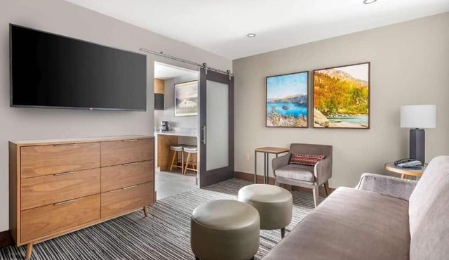 Scenic Lakeview Retreat: Heated Pool, Rooftop Tennis, Free Parking
