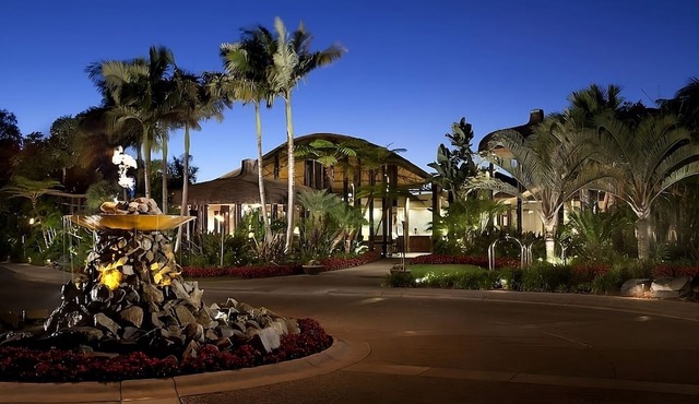 Relax in this Beachfront Hideaway! Pet-friendly, w/Outdoor Pool, Tennis Court