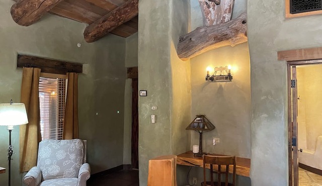 Downtown Sedona Luxury Hotel Suite, Pet Friendly, Rustic Charm