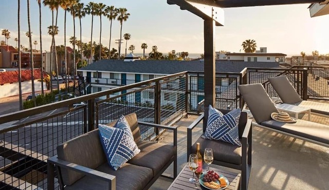 Stylish Room with Sunset & Beach Views – Swimming Pool to Unwind!