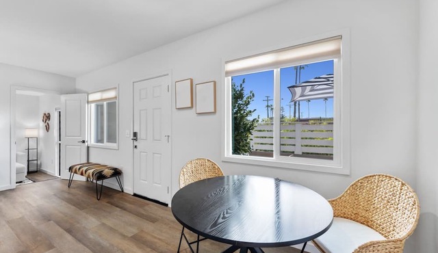 South Oceanside Bungalow 11 - Luxury King Suite + Patio
