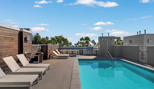 Beryl Breeze' Rooftop Pool Ocean View Cozy 2BR 1 Block to Beach