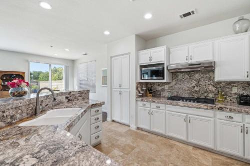 3BR Main House Poolside Dining Near Beaches