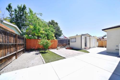 Marbella Lane - Vibrant 4BR RWC Ldry